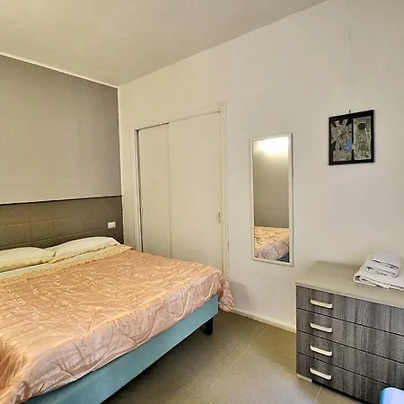 Sleeps 3 With Air Con Апартаменты *